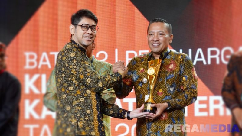 Caption: Bupati Sampang H Slamet Junaidi saat menerima penghargaan Innovative Government Award 2025, (dok. foto istimewa). 