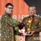 Caption: Bupati Sampang H Slamet Junaidi saat menerima penghargaan Innovative Government Award 2025, (dok. foto istimewa).
