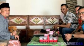 Caption: Kepala ULP PLN Ketapang Pujianto (rompi biru), saat silaturahmi di kediaman tokoh masyarakat Desa Gunung Rancak, (dok. regamedianews). 