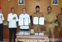 Caption: Bupati - Wabup Bangkalan pose bersama dengan Rektor UTM, usai tandatangani MoU program pemberian beasiswa dan pascasarjana, (dok. foto istimewa). 