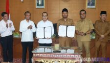 Caption: Bupati - Wabup Bangkalan pose bersama dengan Rektor UTM, usai tandatangani MoU program pemberian beasiswa dan pascasarjana, (dok. foto istimewa).