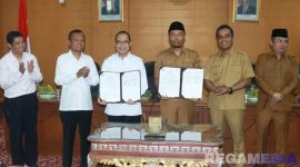 Caption: Bupati - Wabup Bangkalan pose bersama dengan Rektor UTM, usai tandatangani MoU program pemberian beasiswa dan pascasarjana, (dok. foto istimewa). 