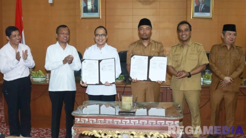 Caption: Bupati - Wabup Bangkalan pose bersama dengan Rektor UTM, usai tandatangani MoU program pemberian beasiswa dan pascasarjana, (dok. foto istimewa). 