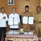Caption: Bupati - Wabup Bangkalan pose bersama dengan Rektor UTM, usai tandatangani MoU program pemberian beasiswa dan pascasarjana, (dok. foto istimewa). 