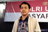 Caption: Hendra juru bicara 'Pemuda Melek Hukum dan Mencari Keadilan', ditemui awak media usai antar surat rencana audiensi ke Polres Sampang, (dok. Harry, Rega Media).