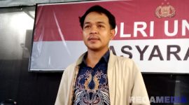 Caption: Hendra juru bicara 'Pemuda Melek Hukum dan Mencari Keadilan', ditemui awak media usai antar surat rencana audiensi ke Polres Sampang, (dok. Harry, Rega Media). 