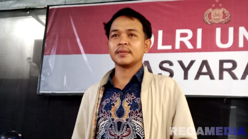 Caption: Hendra juru bicara 'Pemuda Melek Hukum dan Mencari Keadilan', ditemui awak media usai antar surat rencana audiensi ke Polres Sampang, (dok. Harry, Rega Media). 