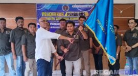 Caption: Wakil Ketua PWI Jatim Mahmud Suhermono, serahkan bendera pataka PWI Bangkalan kepada Mahmud Ismail, (dok. foto istimewa). 