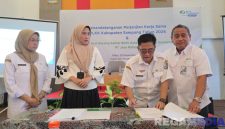 Caption: penandatanganan perjanjian kerjasama PLKK Kabupaten Sampang tahun 2026 oleh Plt Direktur RDUD dr.Mohammad Zyn, (dok. BPJS Ketenagakerjaan).