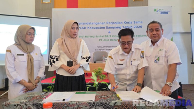 Caption: penandatanganan perjanjian kerjasama PLKK Kabupaten Sampang tahun 2026 oleh Plt Direktur RDUD dr.Mohammad Zyn, (dok. BPJS Ketenagakerjaan). 