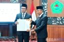 Caption: serah terima surat keputusan kepada Pj Sekda Pamekasan Taufikurrachman oleh Bupati Pamekasan KH Kholilurrahman, (dok. Kurdi, Rega Media). 