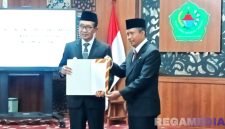 Caption: serah terima surat keputusan kepada Pj Sekda yang baru oleh Bupati Pamekasan, (dok. Kurdi, Rega Media).