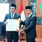 Caption: serah terima surat keputusan kepada Pj Sekda Pamekasan Taufikurrachman oleh Bupati Pamekasan KH Kholilurrahman, (dok. Kurdi, Rega Media). 