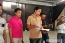 Caption: sejumlah 'Pemuda Melek Hukum dan Keadilan' ditemui awak media usai audiensi di Mapolres Sampang, (dok. Harry, Rega Media). 
