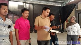 Caption: sejumlah 'Pemuda Melek Hukum dan Keadilan' ditemui awak media usai audiensi di Mapolres Sampang, (dok. Harry, Rega Media). 