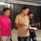 Caption: sejumlah 'Pemuda Melek Hukum dan Keadilan' ditemui awak media usai audiensi di Mapolres Sampang, (dok. Harry, Rega Media). 