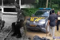 Caption: Kapolsek Omben bersama anggotanya saat sambang ke rumah keluarga korban meninggal tersetrum, (dok. Harry, Rega Media).