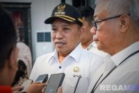 Caption: Bupati Sampang H Slamet Junaidi, didampingi Direktur SDM dan Umum Perum Bulog Sudarsono Hardjosoekarto, saat diwawancara di Peringgitan Pendopo Trunojoyo, (dok. foto istimewa). 