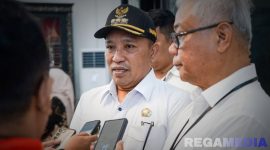 Caption: Bupati Sampang H Slamet Junaidi, didampingi Direktur SDM dan Umum Perum Bulog Sudarsono Hardjosoekarto, saat diwawancara di Peringgitan Pendopo Trunojoyo, (dok. foto istimewa). 