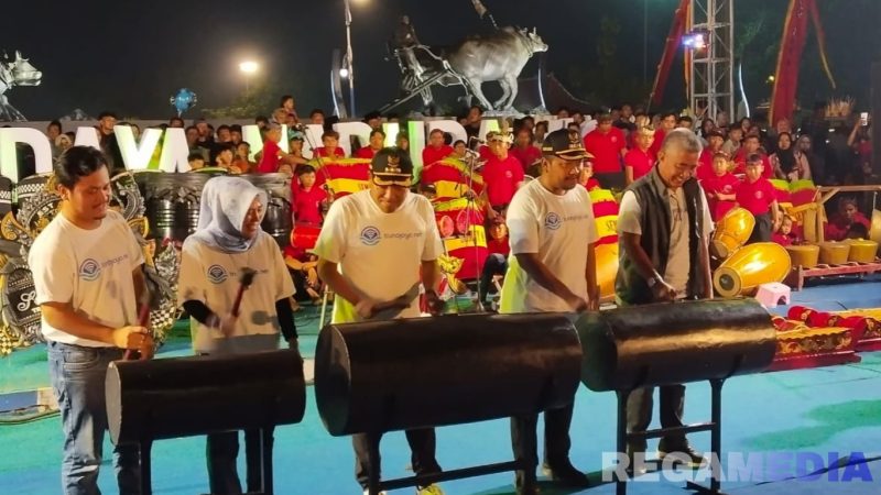 Caption: Bupati dan Wakil Bupati Sampang bersama Direktur PT SSS dan Direktur PDAM Trunojoyo, saat membuka acara Panggung Budaya Madura 2025, (dok. Harry, Rega Media). 