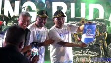 Caption: Bupati Sampang H Slamet Junaidi dan wakilnya KH Ahmad Mahfud, didampingi Dirut Perumdam Trunojoyo Amin Arif Tirtana tunjukkan logo baru, (dok. Harry, Rega Media).