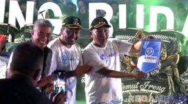 Caption: Bupati Sampang H Slamet Junaidi dan wakilnya KH Ahmad Mahfud, didampingi Dirut Perumdam Trunojoyo Amin Arif Tirtana tunjukkan logo baru, (dok. Harry, Rega Media). 