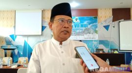 Caption: Ketua Umum MUI Sampang terpilih, KH Itqon Bushiri, diwawancara usai Musda di Aula Hotel Bahagia, (dok. Harry, Rega Media). 