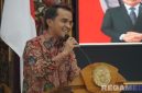 Caption: Bupati Bangkalan Lukman Hakim, sampaikan sambutan saat seminar nasional dan refleksi akhir tahun 2025 Asosiasi Pengajar Hukum Administrasi Negara (APHTN-HAN) Jawa Timur, (dok. Syafin, Rega Media). 