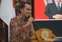 Caption: Bupati Bangkalan Lukman Hakim, sampaikan sambutan saat seminar nasional dan refleksi akhir tahun 2025 Asosiasi Pengajar Hukum Administrasi Negara (APHTN-HAN) Jawa Timur, (dok. Syafin, Rega Media).