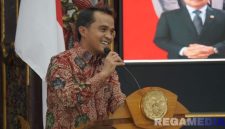 Caption: Bupati Bangkalan Lukman Hakim, sampaikan sambutan saat seminar nasional dan refleksi akhir tahun 2025 Asosiasi Pengajar Hukum Administrasi Negara (APHTN-HAN) Jawa Timur, (dok. Syafin, Rega Media).