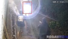 Caption: rekaman cctv, saat pelaku curwan melakukan perlawanan saat hendak ditangkap anggota Polres Bangkalan, (dok. Syafin, Rega Media).