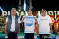 Caption: Bupati Sampang H Slamet Junaidi, pose bersama Wabup KH Ahmad Mahfud dan Dirut PDAM Amin Arif Tritana, tunjukkan logo baru Perumdam Trunojoyo, (sumber foto: Diskominfo Sampang).