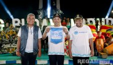 Caption: Bupati Sampang H Slamet Junaidi, pose bersama Wakil Bupati KH Ahmad Mahfud dan Direktur Utama PDAM Amin Arif Tritana, tunjukkan logo baru Perumdam Trunojoyo, (sumber foto: Diskominfo Sampang).