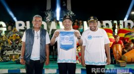 Caption: Bupati Sampang H Slamet Junaidi, pose bersama Wabup KH Ahmad Mahfud dan Dirut PDAM Amin Arif Tritana, tunjukkan logo baru Perumdam Trunojoyo, (sumber foto: Diskominfo Sampang). 