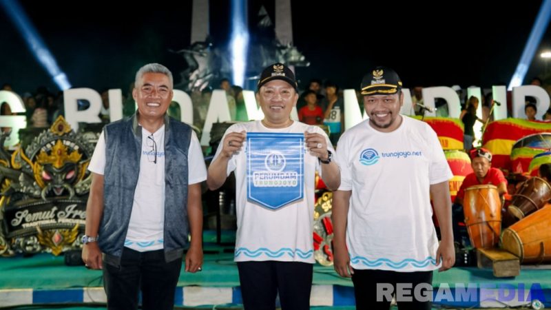 Caption: Bupati Sampang H Slamet Junaidi, pose bersama Wabup KH Ahmad Mahfud dan Dirut PDAM Amin Arif Tritana, tunjukkan logo baru Perumdam Trunojoyo, (sumber foto: Diskominfo Sampang). 