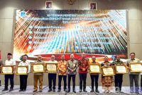 Caption: pose bersama perwakilan pemerintah daerah yang berhasil meraih penghargaan 10 terbaik dalam optimalisasi DBHCHT untuk Jamsostek tahun 2025, (dok. foto istimewa).