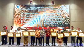 Caption: pose bersama perwakilan pemerintah daerah yang berhasil meraih penghargaan 10 terbaik dalam optimalisasi DBHCHT untuk Jamsostek tahun 2025, (dok. foto istimewa). 