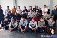 Caption: 25 narapidana kasus narkotika dikawal petugas Lapas Narkotika Pamekasan, usai resmi dinyatakan bebas, (dok. foto istimewa).