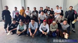 Caption: 25 narapidana kasus narkotika pose bersama didampingi petugas Lapas Narkotika Pamekasan, usai resmi dinyatakan bebas, (dok. foto istimewa). 