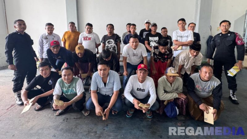 Caption: 25 narapidana kasus narkotika pose bersama didampingi petugas Lapas Narkotika Pamekasan, usai resmi dinyatakan bebas, (dok. foto istimewa). 