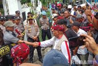 Caption: korlap massa GAIB Perjuangan Habib Yusuf, berjabat tangan dan ditemui Kasi Intelijen Kejari Sampang Diecky EK Andriansyah saat aksi demo, (dok. Harry, Rega Media).