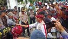 Caption: korlap massa GAIB Perjuangan Habib Yusuf, berjabat tangan dan ditemui Kasi Intelijen Kejari Sampang Diecky EK Andriansyah saat aksi demo, (dok. Harry, Rega Media).