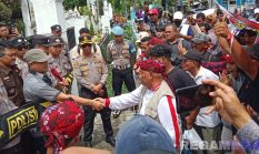 Kejari Sampang Didemo Massa GAIB