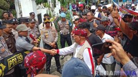 Caption: korlap massa GAIB Perjuangan Habib Yusuf, berjabat tangan dan ditemui Kasi Intelijen Kejari Sampang Diecky EK Andriansyah saat aksi demo, (dok. Harry, Rega Media). 