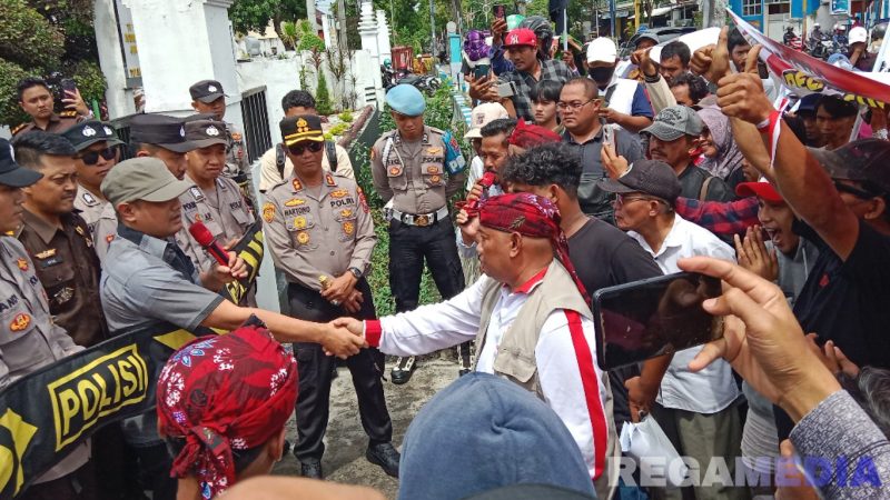 Caption: korlap massa GAIB Perjuangan Habib Yusuf, berjabat tangan dan ditemui Kasi Intelijen Kejari Sampang Diecky EK Andriansyah saat aksi demo, (dok. Harry, Rega Media). 