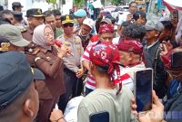 Caption: Kajari Sampang Fadilah Hilmi, menemui massa aksi demo ormas GAIB terkait lambannya penanganan kasus pajak RSUD dr.Mohammad Zyn, (dok. Harry, Rega Media).