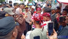 Caption: Kepala Kejari Sampang Fadilah Hilmi, menemui massa aksi demo ormas GAIB terkait lambannya penanganan kasus pajak RSUD dr.Mohammad Zyn, (dok. Harry, Rega Media).