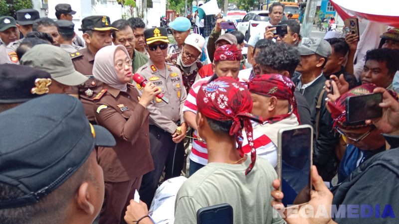 Caption: Kajari Sampang Fadilah Hilmi, menemui massa aksi demo ormas GAIB terkait lambannya penanganan kasus pajak RSUD dr.Mohammad Zyn, (dok. Harry, Rega Media). 