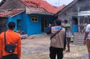 Caption: personel BPBD Sampang meninjau langsung beberapa rumah warga Desa Dharma Camplong yang rusak akibat diterjang hujan disertai angin, (sumber foto: BPBD Sampang). 