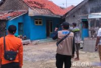 Caption: personel BPBD Sampang meninjau langsung beberapa rumah warga Desa Dharma Camplong yang rusak akibat diterjang hujan disertai angin, (sumber foto: BPBD Sampang).